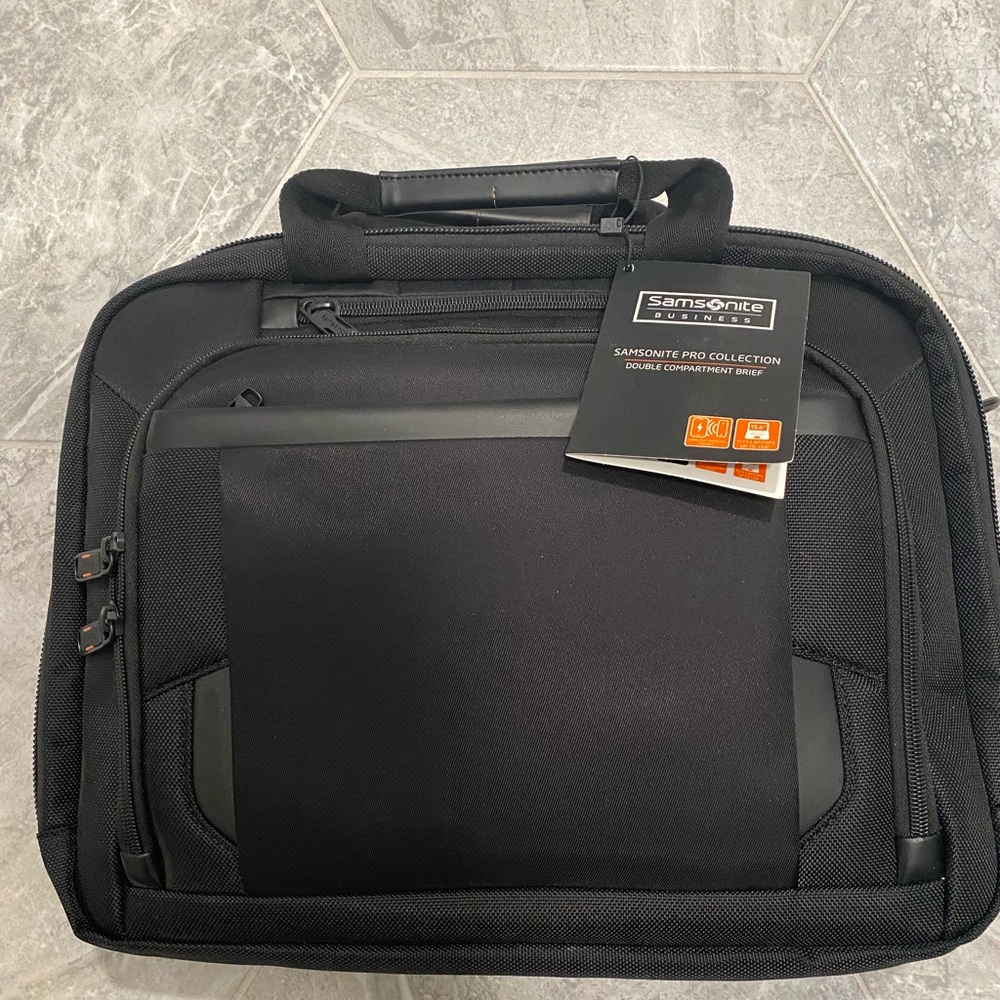 Samsonite double compartment brief. NWT